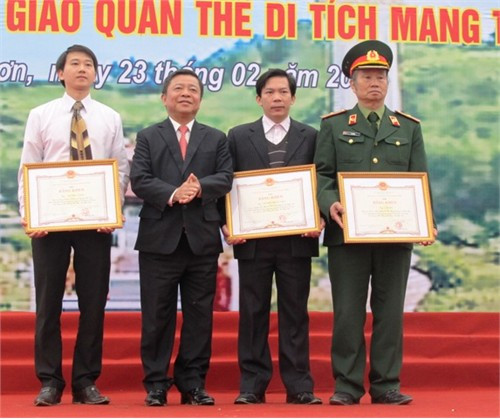 Chủ tịch UBND tỉnh Võ Kim Cự trao Bằng khen cho 3 cán bộ có thành tích xuất sắc trong việc xây dựng quần thể di tích Hải Thượng Lãn Ông.