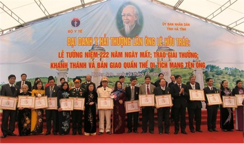 Bộ trưởng Y tế Nguyễn Thị Kim Tiến và các Thứ trưởng Bộ Y tế trao giải thường Hải Thượng Lãn Ông cho các thầy thuốc.