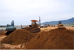 Thi công đường vào khu cảng Sơn Dương