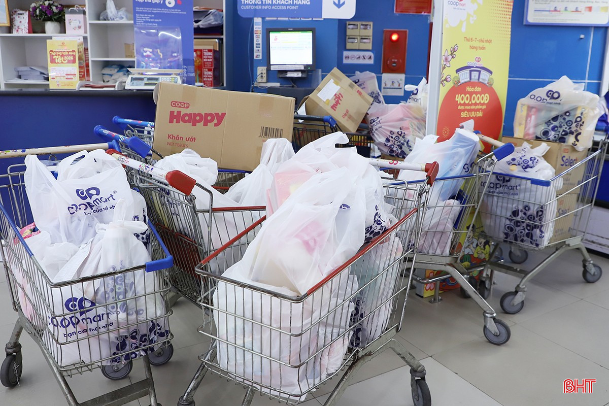Những giỏ hàng hóa đang chờ để được nhân viên siêu thị giao đến tận nhà cho khách.