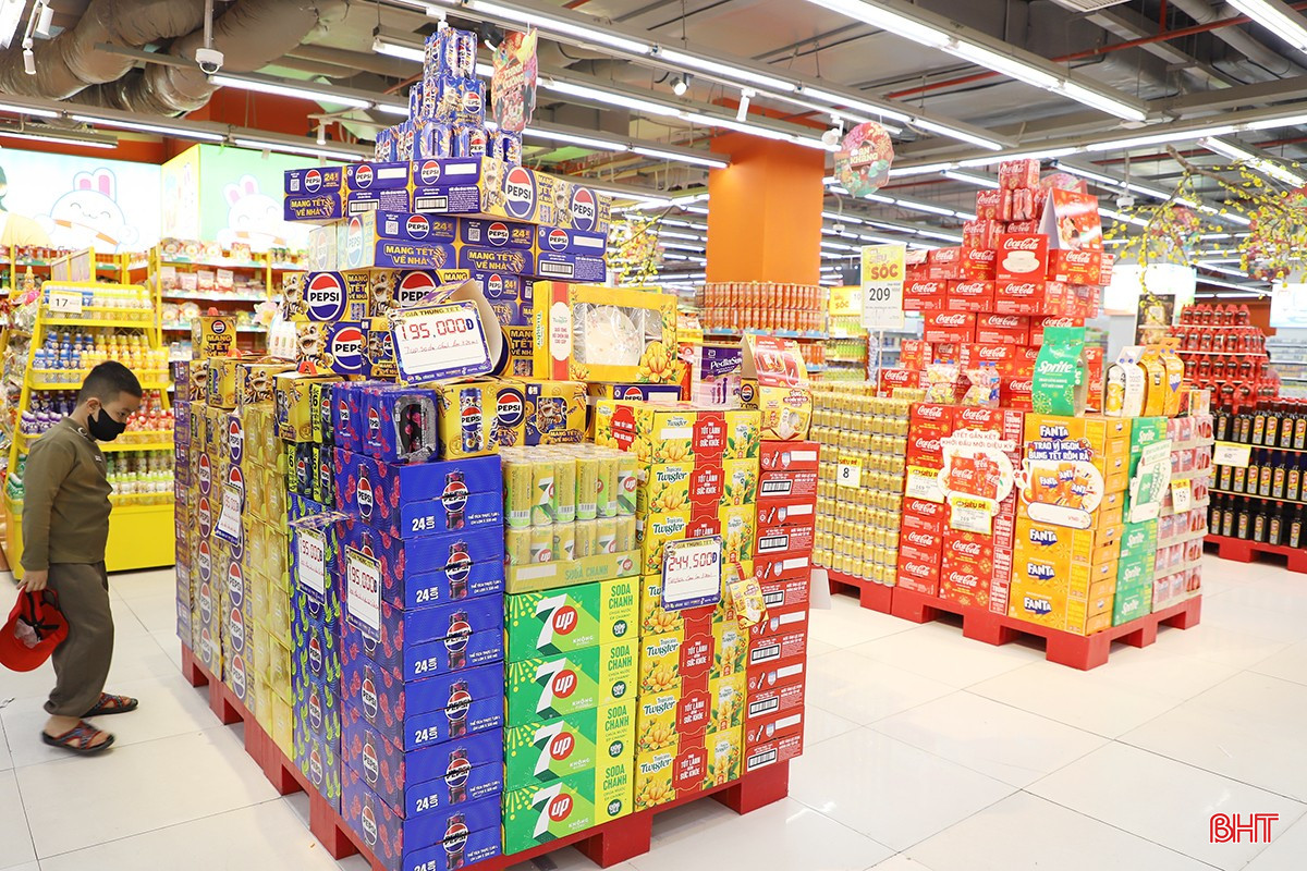 Nước ngọt, bia, nước trái cây, trà đóng chai… được nhập về với số lượng lớn. Các siêu thị đều dành vị trí trung tâm, dễ quan sát để trưng bày các mặt hàng Tết.