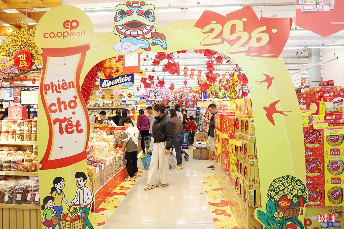 Chị Lê Thị Mai (phường Hà Huy Tập) chia sẻ: “Vợ chồng tôi đều bận rộn vào dịp cuối năm nên mấy năm gần đây, gia đình tôi thường mua sắm Tết sớm để giảm tải áp lực vào những ngày sát Tết. Những mặt hàng khô có thể để lâu nên mua trước cũng yên tâm. Riêng thực phẩm tươi và mâm cỗ cúng Tết, tôi đã đặt trước tại các cơ sở dịch vụ”.