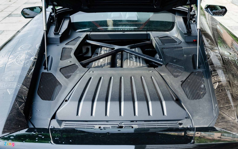 Lamborghini Huracan LP 610-4 trang bị động cơ hút khí tự nhiên V10 dung tích 5.2L cho công suất 610 mã lực và mô-men xoắn đạt 560 Nm. Lamborghini Huracan LP 610-4 chính hãng đầu tiên Việt Nam tái xuất
