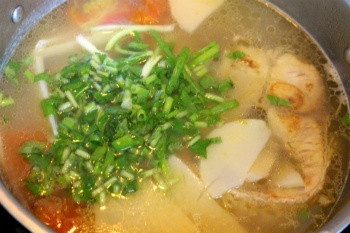 Chua chua canh cá nấu măng tươi cho ngày se lạnh