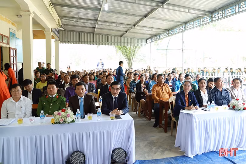 Lãnh đạo Hà Tĩnh dự ngày hội Đại đoàn kết với bà con xã biên giới