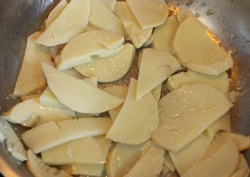 Chua chua canh cá nấu măng tươi cho ngày se lạnh