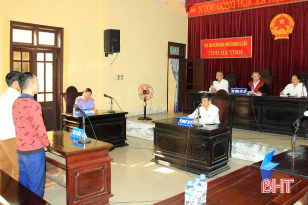 Giải quyết mâu thuẫn bằng hung khí, 2 anh em “dắt” nhau vào tù