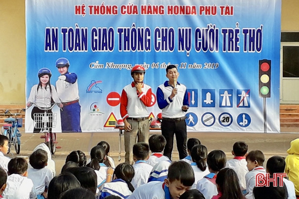 Hơn 600 học sinh miền biển được tuyên truyền Luật Giao thông đường bộ