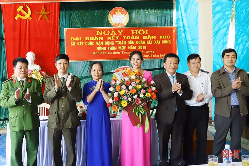 Lãnh đạo Hà Tĩnh dự ngày hội Đại đoàn kết với bà con xã biên giới