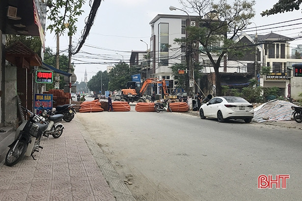 Thi công đường thiếu bảng chỉ dẫn làm khó người tham gia giao thông ở TP Hà Tĩnh