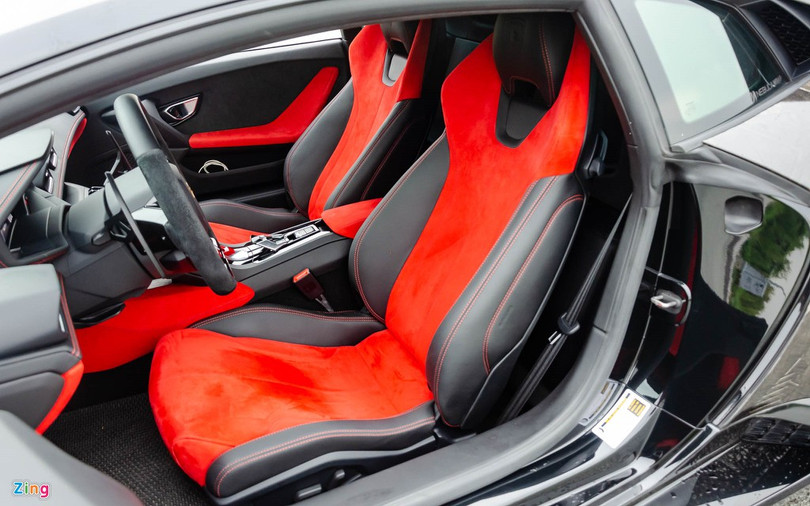 Ghế ngồi được Lamborghini thiết kế theo dạng thể thao ôm sát lấy cơ thể từ 2 bên đùi, hông cho đến toàn bộ phần lưng. Cả 2 vị trí đều có chức năng chỉnh điện và được phối giữa da bò cùng da lộn Alcantara cao cấp. Lamborghini Huracan LP 610-4 chính hãng đầu tiên Việt Nam tái xuất