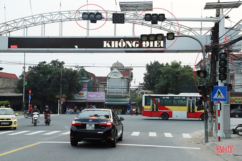 Đèn tín hiệu “ngủ quên”, xe cộ “giành giật” nhau tại ngã tư ở TP Hà Tĩnh