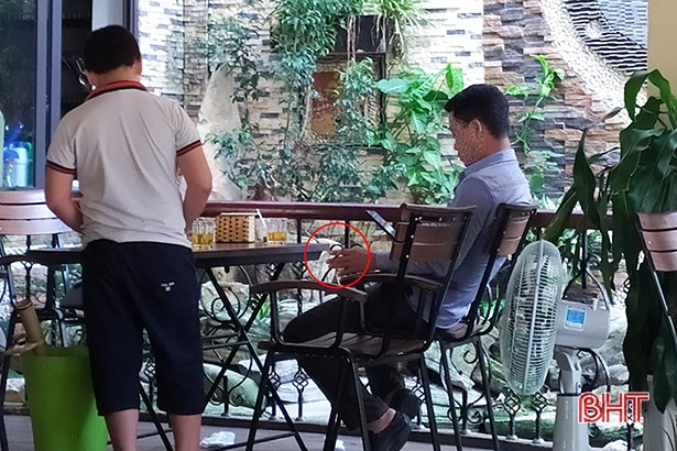 Nhức mắt cảnh tượng phì phèo thuốc lá trước mặt con trẻ