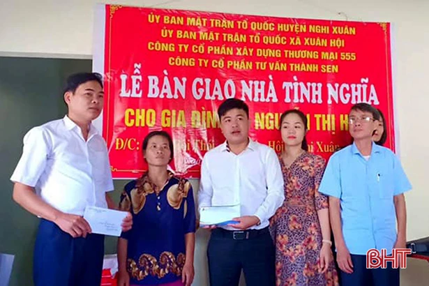 Bàn giao 2 nhà tình nghĩa cho hộ nghèo ven biển Nghi Xuân