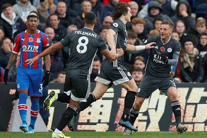 Cầu thủ Leicester mừng bàn mở tỷ số của Soyuncu (thứ hai từ phải sang). Ảnh: Reuters. Leicester trở lại top ba Ngoại hạng Anh