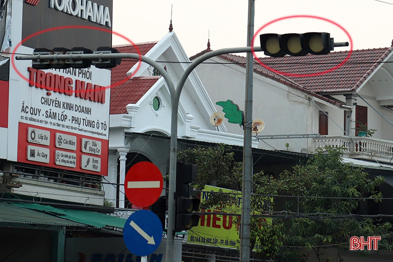 Đèn tín hiệu “ngủ quên”, xe cộ “giành giật” nhau tại ngã tư ở TP Hà Tĩnh