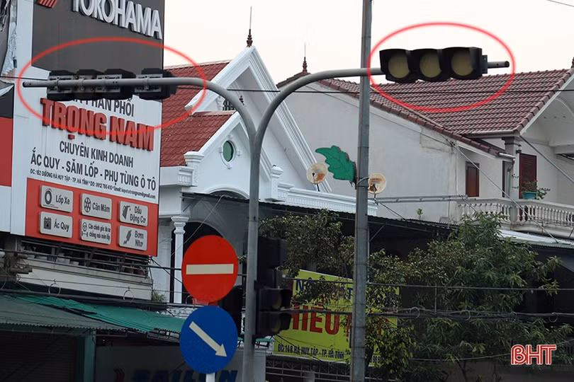 Đèn tín hiệu “ngủ quên”, xe cộ “giành giật” nhau tại ngã tư ở TP Hà Tĩnh