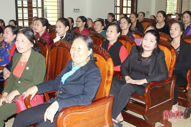 Phụ nữ Hà Tĩnh hào hứng với “Ngày hội pháp luật”