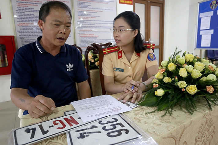 Người dân làm thủ tục đăng ký biển số ở Cục CSGT-Bộ Công an. Ảnh. Bá Đô. Sang tên, đổi chủ xe có thể không phải rút hồ sơ gốc