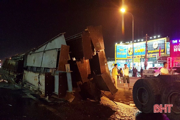 Xe tải chở hàng chục tấn sắt lật trên Quốc lộ 1A