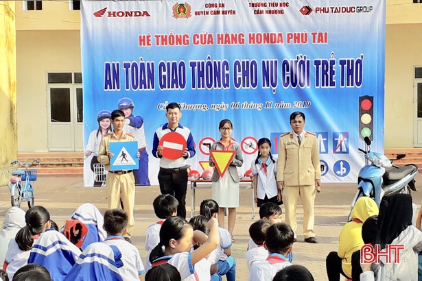 Hơn 600 học sinh miền biển được tuyên truyền Luật Giao thông đường bộ