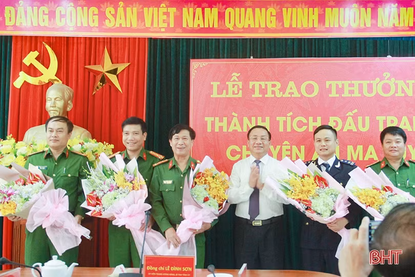 Bí thư Tỉnh ủy Hà Tĩnh Lê Đình Sơn trao thưởng các lực lượng phá Chuyên án ma túy T0319