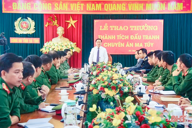 Bí thư Tỉnh ủy Hà Tĩnh Lê Đình Sơn trao thưởng các lực lượng phá Chuyên án ma túy T0319