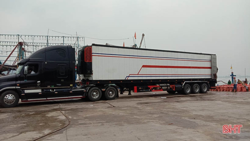 Container nối hàng dài vào “ăn” sò bì tại cảng Cửa Sót