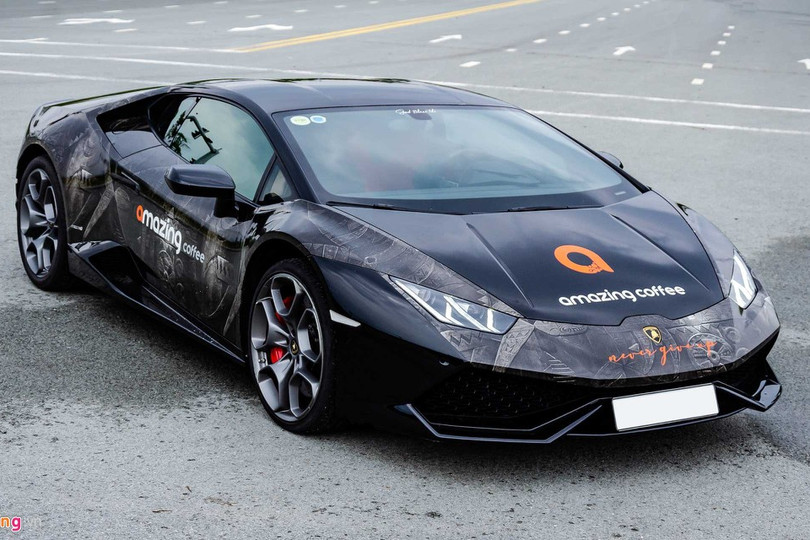 Chiếc Lamborghini Huracan LP 610-4 này thuộc sở hữu của một đại gia khá kín tiếng sống tại TP.HCM. Xe được mang về Việt Nam theo diện chính hãng vào đầu năm 2018 với giá bán hơn 20 tỷ và chi phí lăn bánh được tiết lộ là gần 28 tỷ đồng. Lamborghini Huracan LP 610-4 chính hãng đầu tiên Việt Nam tái xuất