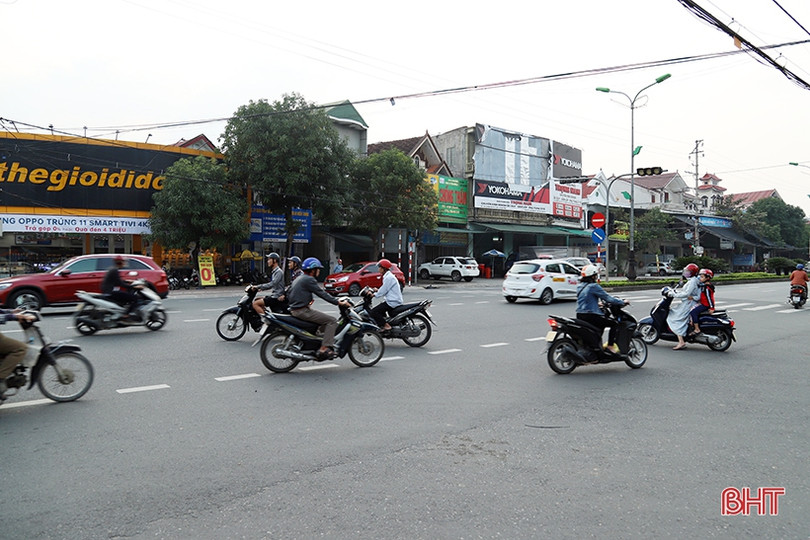 Đèn tín hiệu “ngủ quên”, xe cộ “giành giật” nhau tại ngã tư ở TP Hà Tĩnh