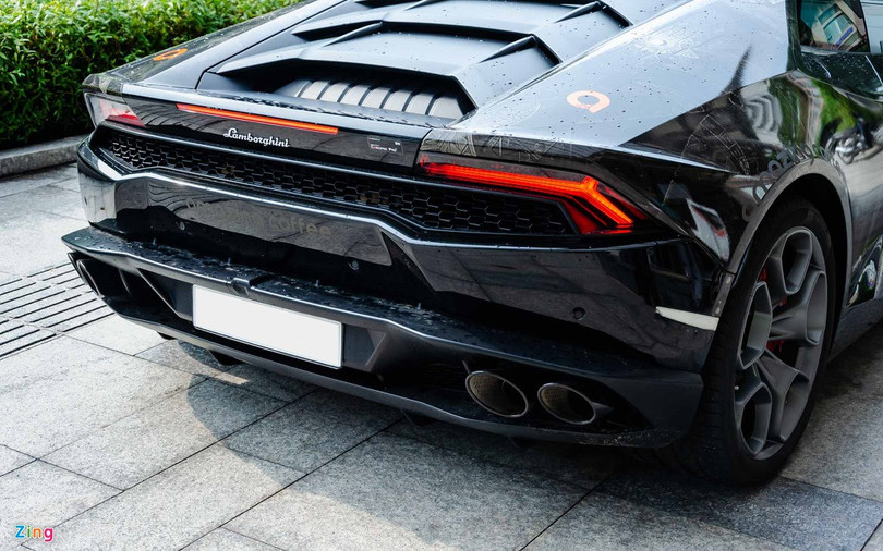 Ngay bên dưới đuôi xe là 4 ốp xả lớn, giúp khối động cơ V10 5.2L của Huracan LP 610-4 tạo nên những âm thanh vô cùng phấn khích. Lamborghini Huracan LP 610-4 chính hãng đầu tiên Việt Nam tái xuất