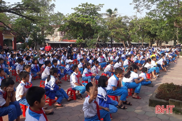 Hơn 600 học sinh miền biển được tuyên truyền Luật Giao thông đường bộ