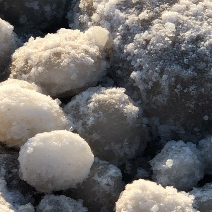 Bờ biển xuất hiện trứng băng kỳ lạ