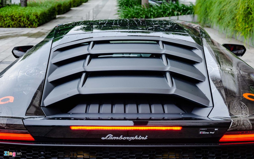 Nhìn từ phía sau chúng ta sẽ thấy được khoang động cơ của Huracan nằm giữa 2 trục (mid-engine). Kiểu bố trí này thường chỉ gặp trên super car hoặc siêu xe thể thao nhằm giúp phân bổ trọng lượng tốt hơn, từ đó vận hành ổn định hơn ở tốc độ cao. Cụ thể, tỉ lệ phân bổ trọng lượng trước/sau của Huracan LP 610-4 là 42/58. Lamborghini Huracan LP 610-4 chính hãng đầu tiên Việt Nam tái xuất