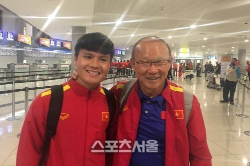 Danh hiệu Cầu thủ hay nhất AFF Awards được cho cũng thuộc về “trò” của thầy Park, tiền vệ Nguyễn Quang Hải HLV Park Hang Seo giành HLV hay nhất Đông Nam Á 2019