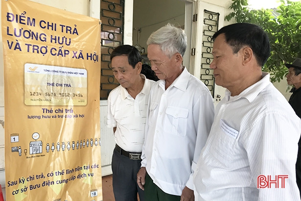 Bưu điện huyện Lộc Hà phát hành thẻ chi trả lương hưu điện tử