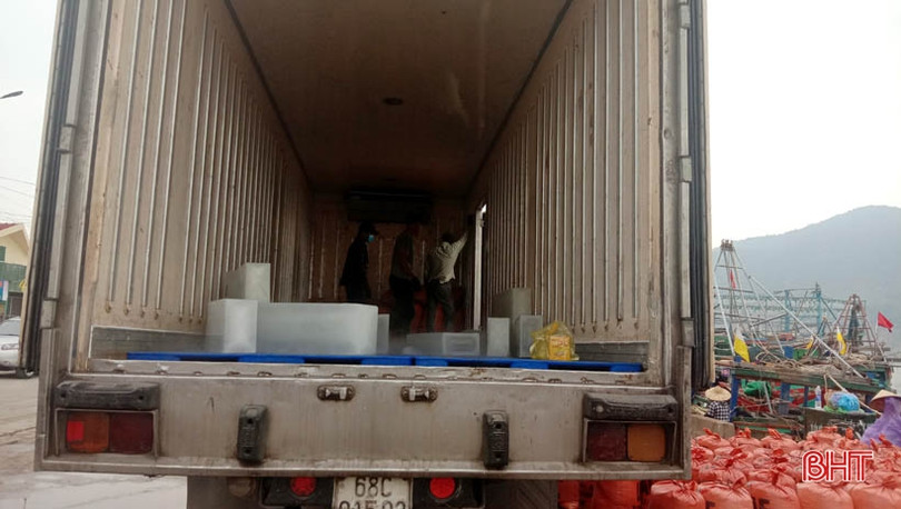 Container nối hàng dài vào “ăn” sò bì tại cảng Cửa Sót