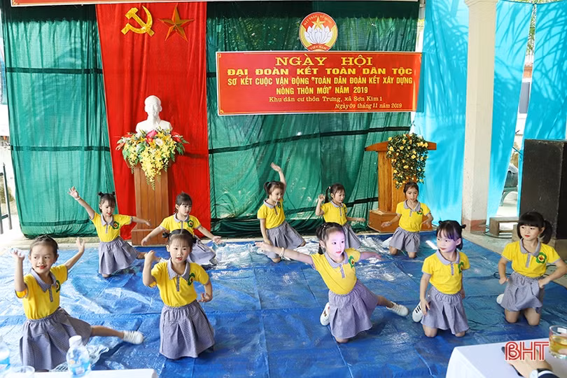 Lãnh đạo Hà Tĩnh dự ngày hội Đại đoàn kết với bà con xã biên giới