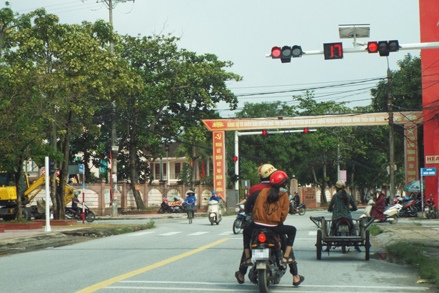 “Hồn nhiên” vượt đèn đỏ ở thị trấn Đức Thọ