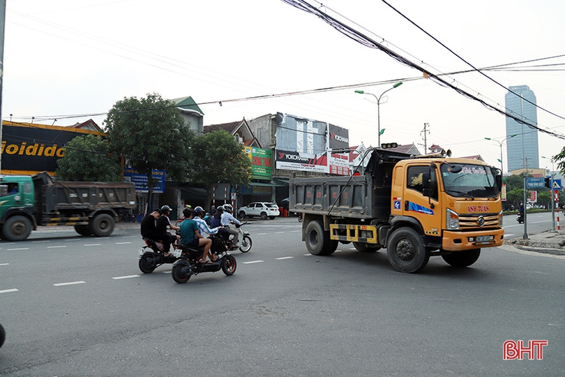 Đèn tín hiệu “ngủ quên”, xe cộ “giành giật” nhau tại ngã tư ở TP Hà Tĩnh