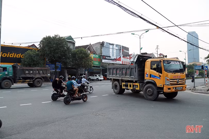 Đèn tín hiệu “ngủ quên”, xe cộ “giành giật” nhau tại ngã tư ở TP Hà Tĩnh