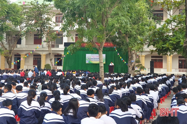 Giúp học sinh Hà Tĩnh tìm hiểu quy tắc ứng xử trên không gian mạng