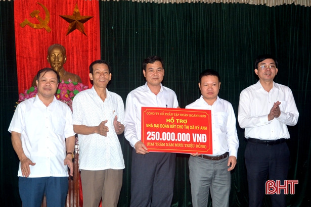 Formosa Hà Tĩnh và Công ty Hoành Sơn hỗ trợ 500 triệu xây nhà đại đoàn kết