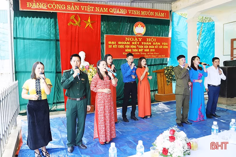 Lãnh đạo Hà Tĩnh dự ngày hội Đại đoàn kết với bà con xã biên giới