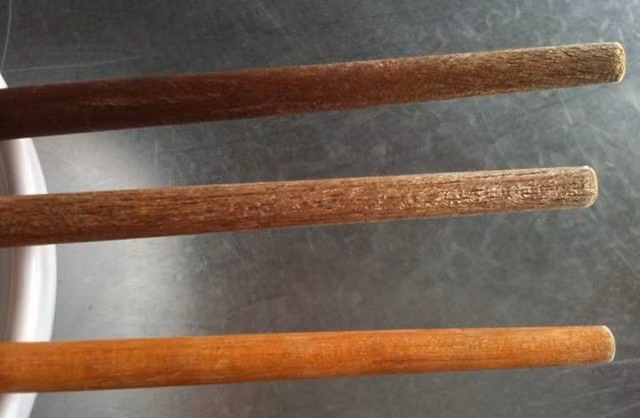 Phát hiện đũa có những đặc điểm này cần vứt ngay