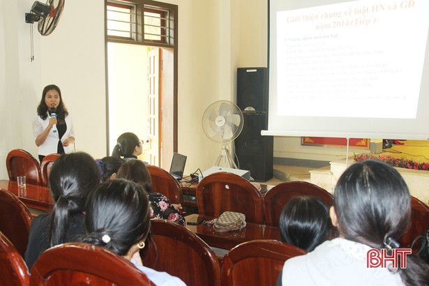 Phụ nữ Hà Tĩnh hào hứng với “Ngày hội pháp luật”