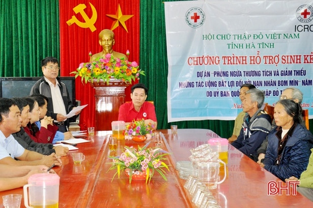 Hà Tĩnh trao 100 triệu đồng hỗ trợ sinh kế cho nạn nhân bom mìn