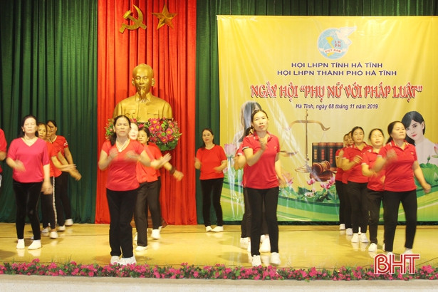 Phụ nữ Hà Tĩnh hào hứng với “Ngày hội pháp luật”