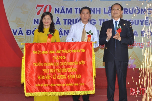 Trường THCS Nguyễn Biểu nhận Cờ Thi đua xuất sắc của Bộ GD&ĐT