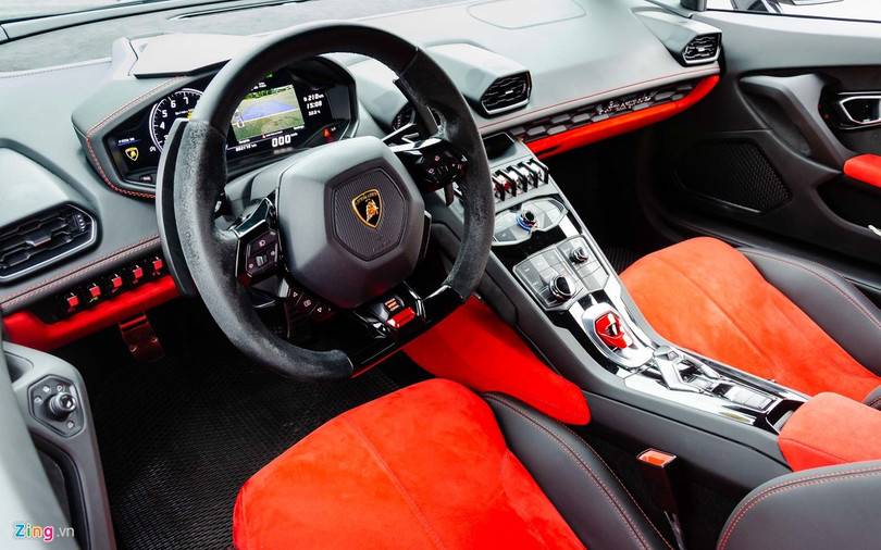 Cabin thiết kế kiểu phi cơ của chiếc Huracan này được phối màu đỏ đen thể thao và trẻ trung. Cách bố trí các hàng nút bấm, tạo hình hốc gió lục giác, vô-lăng vát đáy có 2 lẫy chuyển số lớn và bảng đồng hồ kỹ thuật số trông rất ấn tượng. Lamborghini Huracan LP 610-4 chính hãng đầu tiên Việt Nam tái xuất